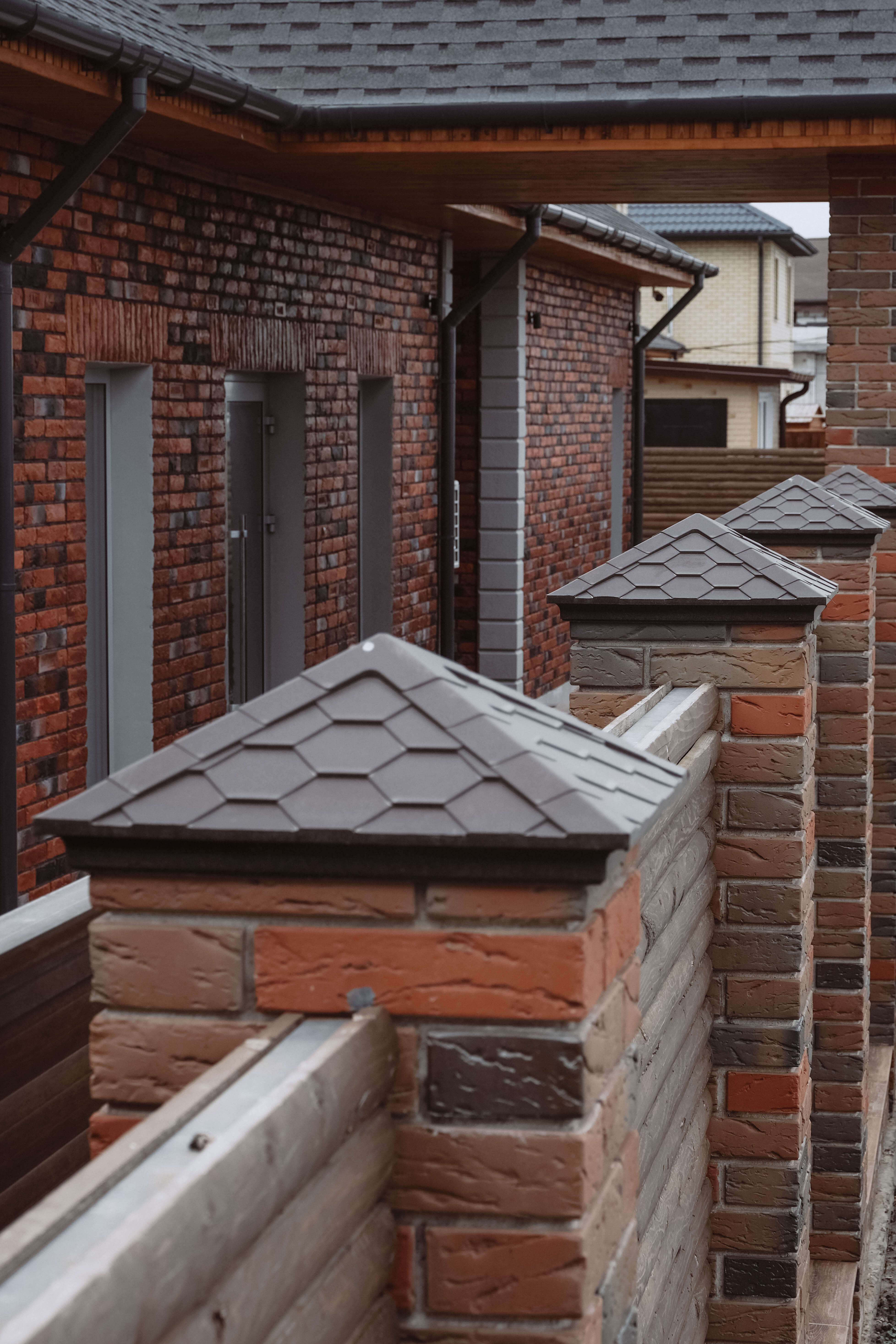 Колпак Zking Эверест Коричневый на столб 1.5х1.5 кирпича (390х390мм) в Перми фото